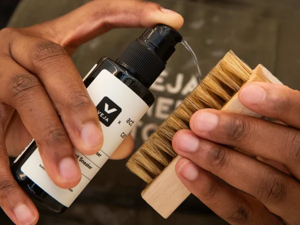 SNEAKER CARE KIT VEJA X ACT OF CARING – Image 3